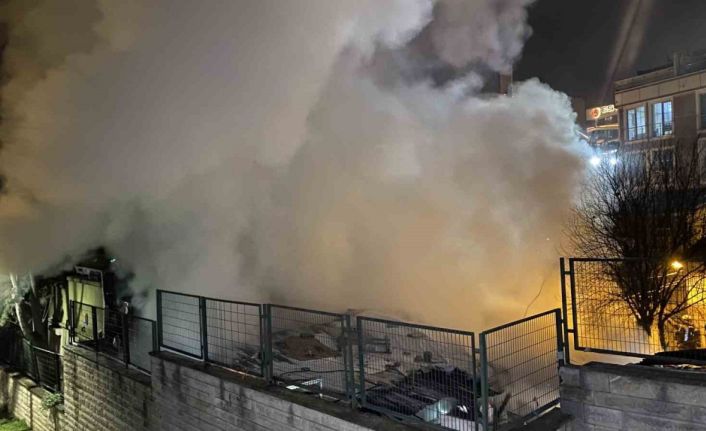 Beyoğlu’nda evde çıkan yangın, bitişiğindekindeki 2 gecekonduya sıçradı