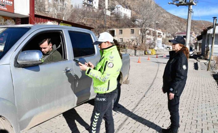 Beytüşşebap’ta kadın polisler ilçe giriş ve çıkışlarında rutin kontroller yaparak asayişi sağlıyor