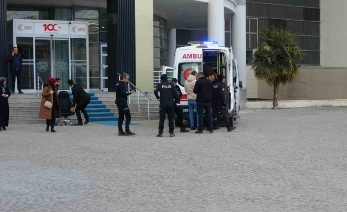 Bıçaklı saldırıda ağır yaralanan genç belediyeye sığındı