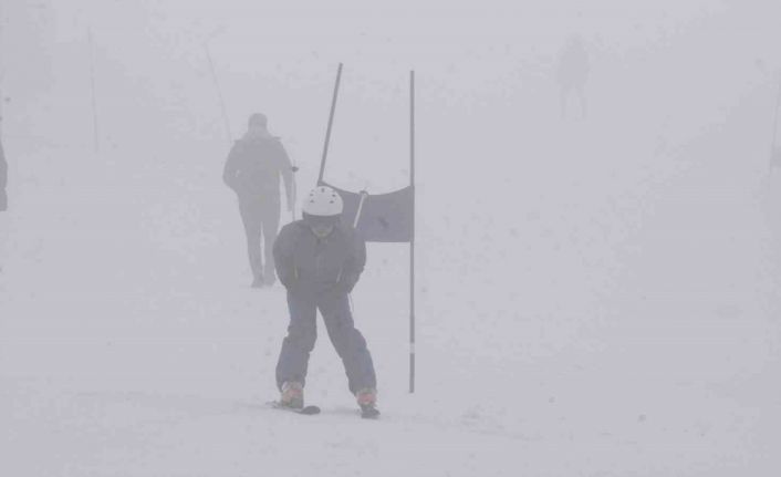 Bitlis’te “Alp Disiplini ve Snowboard İl Birinciliği Kayak Yarışması” yapıldı