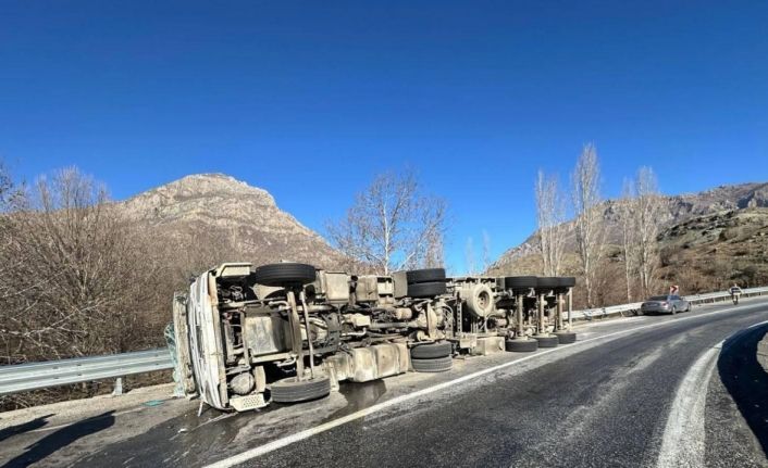 Bitlis’te tır devrildi: 1 yaralı