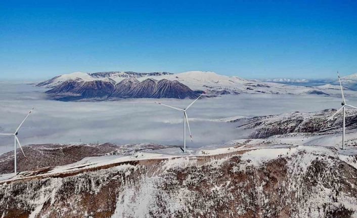 Bitlis’teki rüzgar güllerinin sisli dağlarla görüntüsü mest ediyor