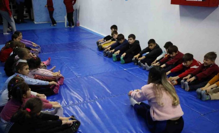 Bu okulun öğrencileri ders sonrası soluğu atölye ve spor salonlarında alıyor
