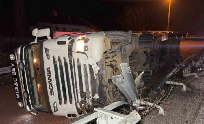 Burdur- Antalya karayolunda kontrolden çıkan tır yan yola devrildi, 1 yaralı