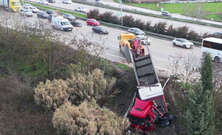 Bursa’da kontrolden çıkan tır refüje uçtu, otoban kitlendi