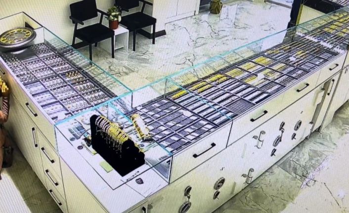 Bursa’da önce kuyumcuyu soydu, sonra gelen müşteriyi de soydu