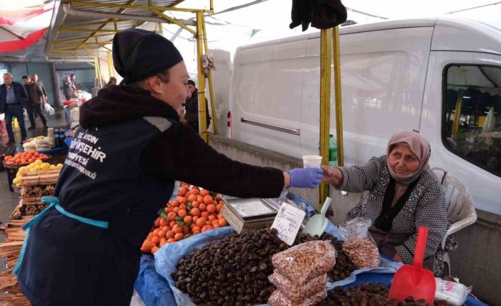 Büyükşehir’in sıcak çorba ikramı vatandaşları memnun ediyor