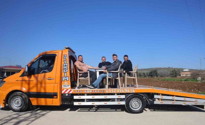 Can sıkıntısından çekici üzerine masa ve sandalye atarak şehir turuna çıkan 4 kafadarın o anları ilgi odağı oldu