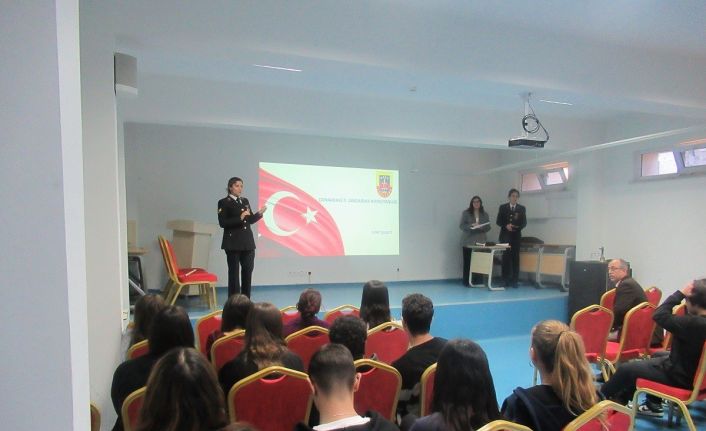 Çanakkale’de Jandarma lise öğrencilerine flört şiddeti ve siber zorbalık konularında eğitim verdi