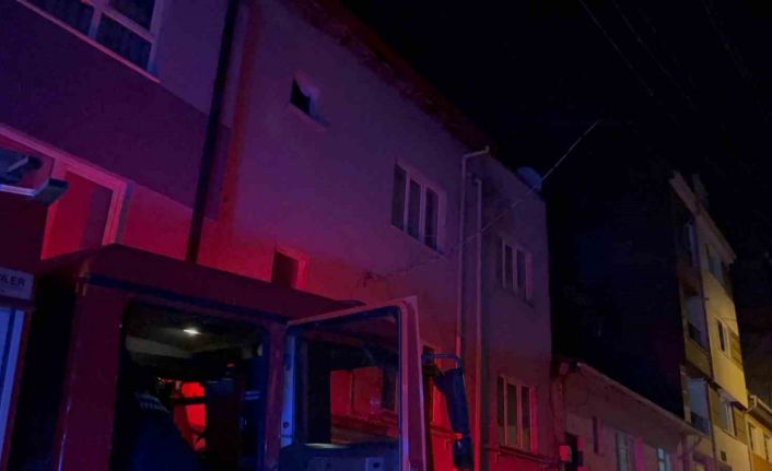 Çatıyı yakıp aşağıya atlayan adam ağır yaralandı, beslediği 10 kuş yangında telef oldu