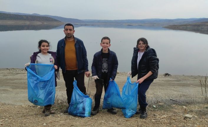 Çekerek Barajında 17 torba çöp topladılar