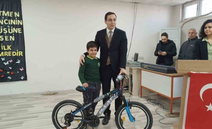 "Çocuk Gazeteciler Yarışıyor Projesi"nde dereceye giren öğrencilere bisiklet hediye edildi