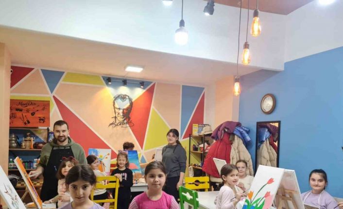 Çocuklar sömestr tatilinde resim çizerek keyifli zaman geçiyor