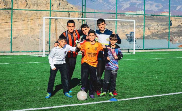 Çocukların futbol aşkı Valiyi arattı