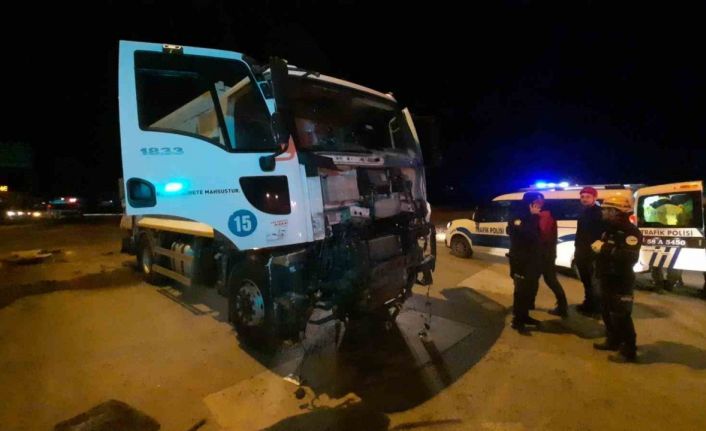 Çöp kamyonu yolcu otobüsüne çarptı, 2 kişi yaralandı