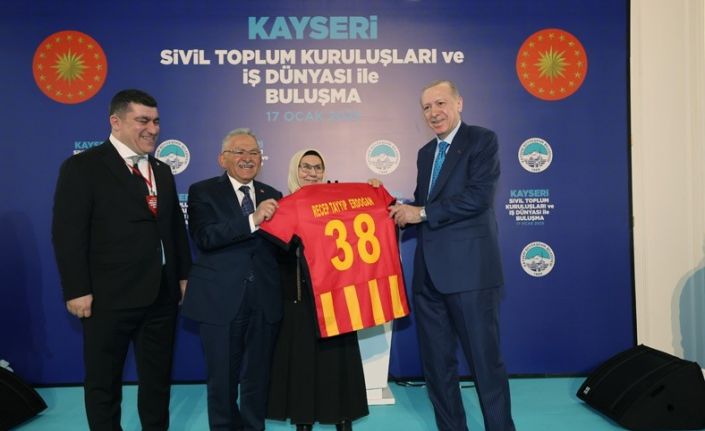 Cumhurbaşkanı Erdoğan’a Kayserispor forması hediye edildi