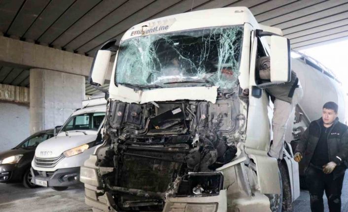 D-100’de iki tır çarpıştı: Sürücü hurdaya dönen araçtan hafif yaralı kurtuldu