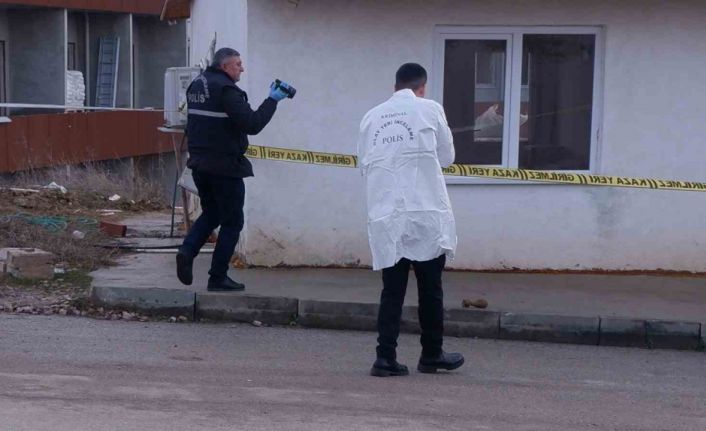 Demir parçası sanıp oynadığı cisim, patlamamış havan mermisi çıktı