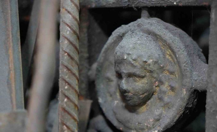 Demircide “Meryem Ana” figürlü tarihi kapı: Papazlar bunun peşinde