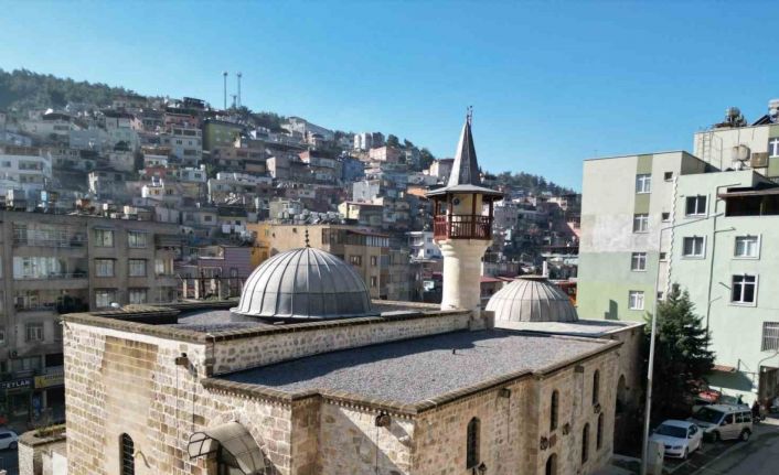 Depremde hasar alan cami tarihi cami restorasyon çalışmasının ardından ibadete açıldı