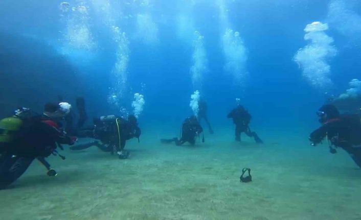 Depremde vefat eden itfaiye amiri için Akdeniz’e daldılar