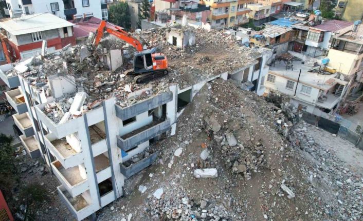 Depremin üstünden 23 ay geçti: Orta hasarlı binalarda yıkım sürüyor