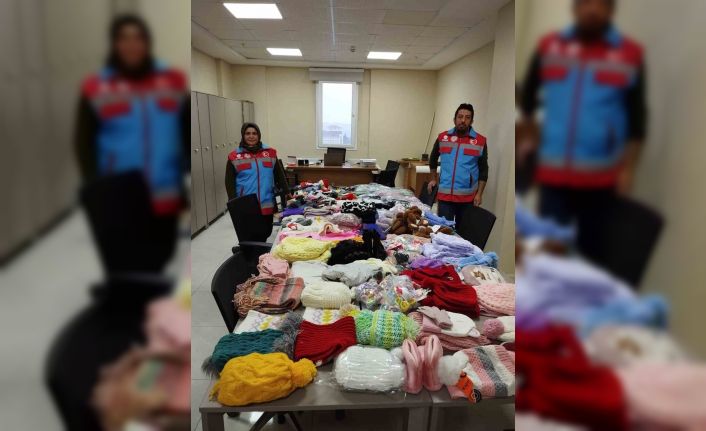 Depremzede öksüz ve yetim çocukların kışlık hediyeleri unutulmadı