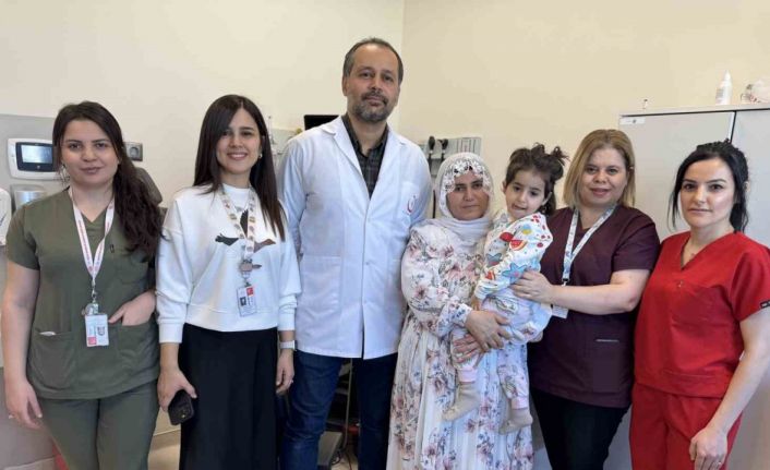 Doğuştan işitme kaybı olan minik Yüsra, beyin sapı implantı ilk kez duydu