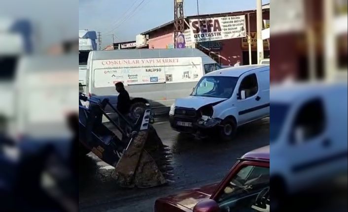 Elazığ’da kepçe ile hafif ticari araç çarpıştı