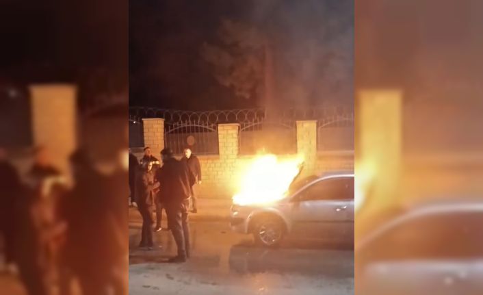 Elazığ’da seyir halindeki otomobil alev topuna döndü