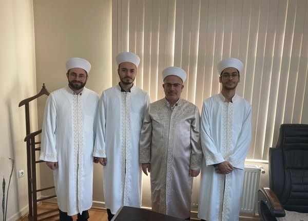 Emet’te yeni atanan 3 din görevlisine cübbe ve fes giydirildi