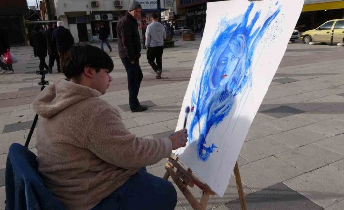 Engellerini aşan resim yeteneğiyle kendine hayran bıraktı