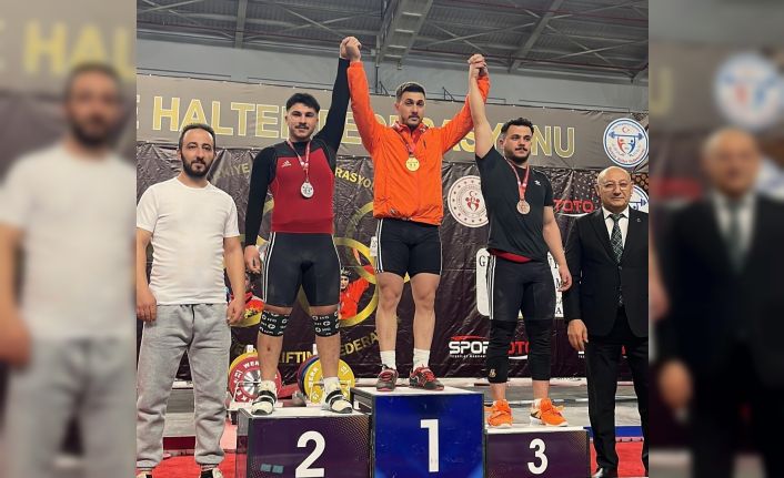 Erzincanlı Halterci Özbay, Türkiye birincisi oldu