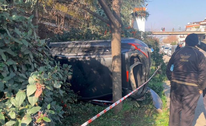 Esenler’de otomobilin makas atarken çarptığı araç takla attı: 6 yaralı