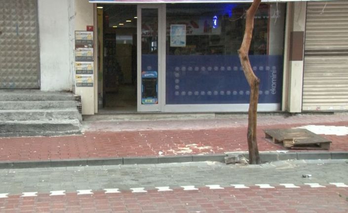 Esenyurt’ta bir kişi alışveriş yapmak için girdiği marketten çıkarken açılan ateş sonucu yaralandı