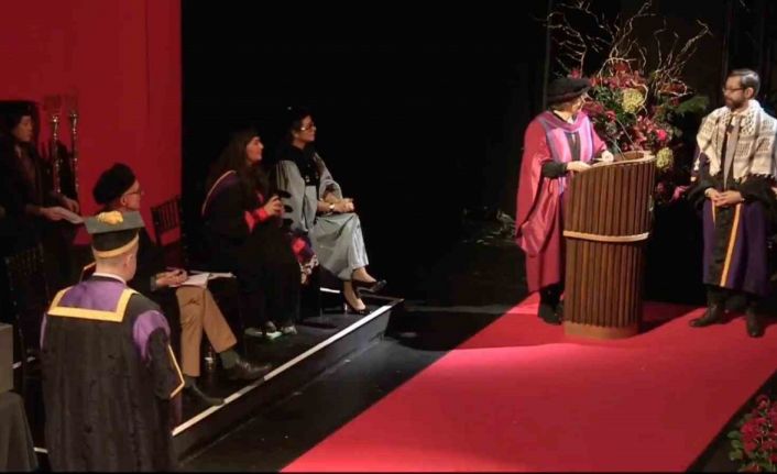 Eski bakanın oğlu Londra’daki mezuniyet töreninde Filistin’e desteğiyle dikkat çekti