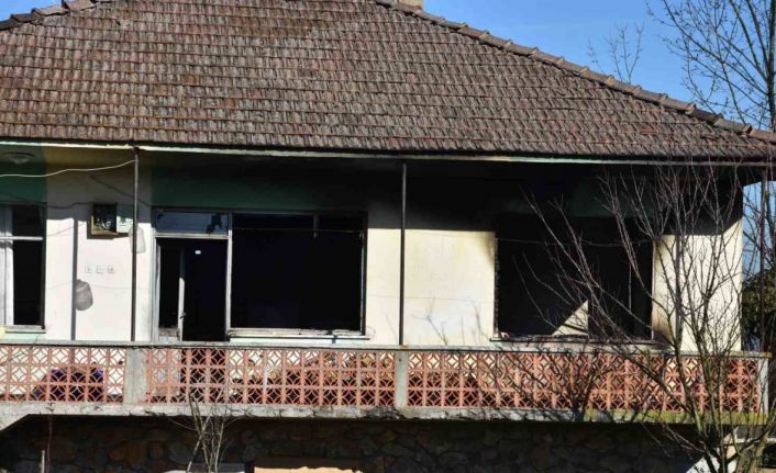 Evde çıkan yangında yaşlı kadın hayatını kaybetti