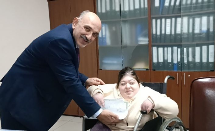 Evde eğitim gördü, karne heyecanını ilk kez okulda yaşadı