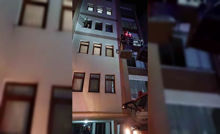 Evde uyuyakalan genç kız ekipleri alarma geçirdi