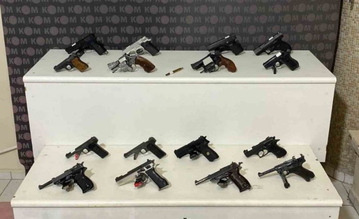 Evden cephanelik çıktı: Binlerce fişek ve çok sayıda tabanca ele geçirildi