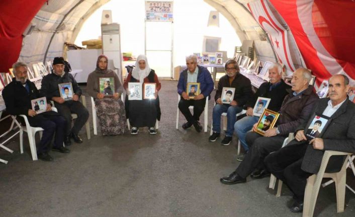 Evlatlarına kavuşan anneler, nöbetteki annelere destek olmaya devam ediyor