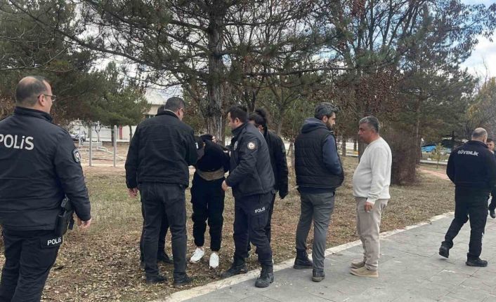 Firari asker kaçtı, polis kovaladı: Kovalamacaya motosiklet sürücüsü de katıldı