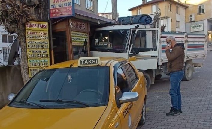 Frenleri boşalan kamyon taksi durağına daldı