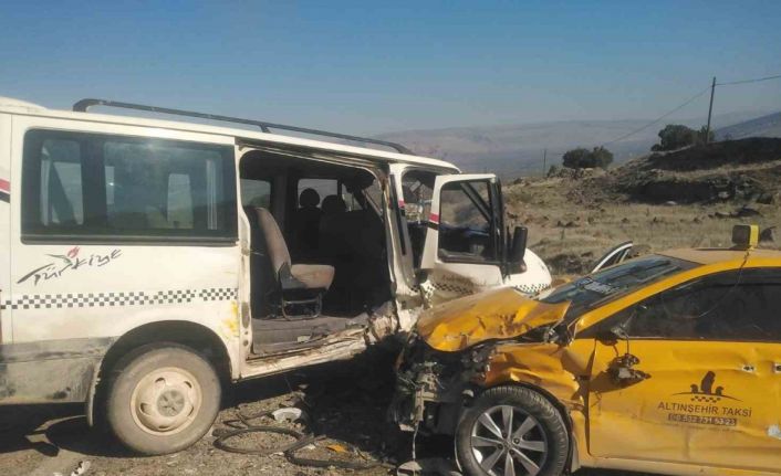 Gaziantep’te hafif ticari araç ile ticari taksi çarpıştı: 7 yaralı