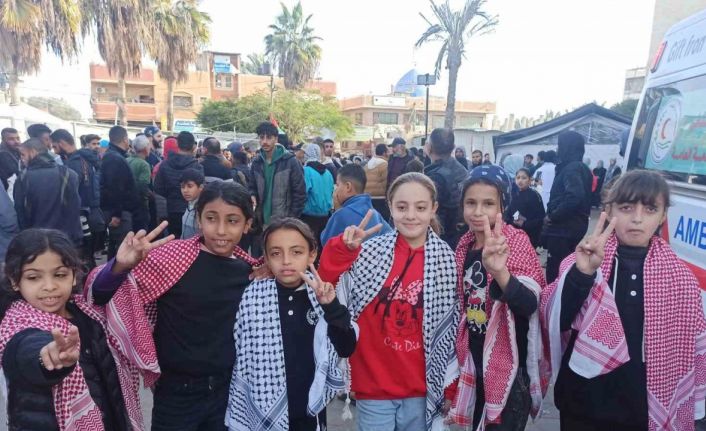 Gazze’de Filistinliler ateşkes coşkusuyla sokaklara döküldü