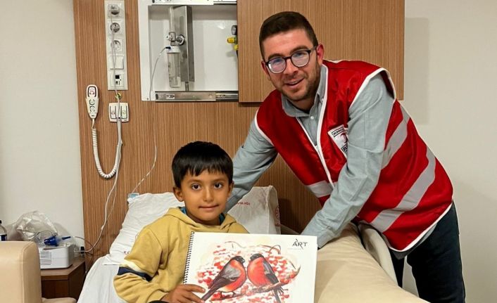 Gediz’de Genç Kızılay gönüllüleri devlet hastanesinde hastaları ziyaret etti