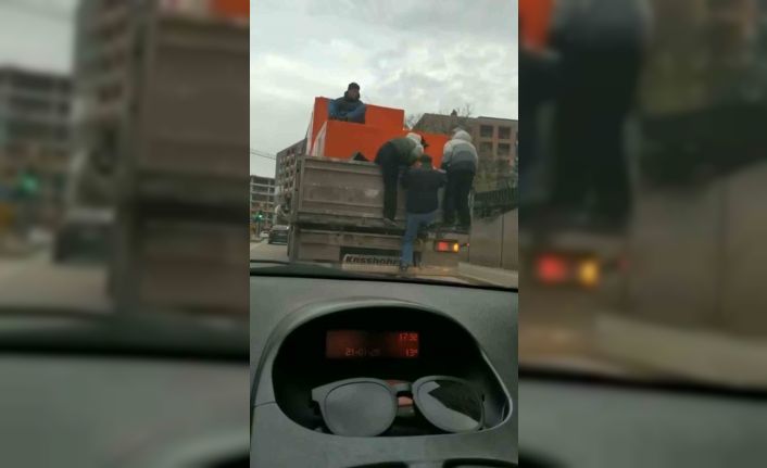 Gençlerin tehlikeli yolculuğu kamerada