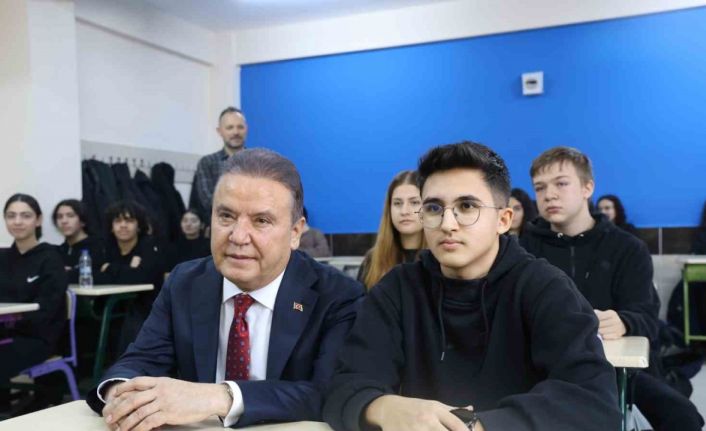 Gençliğinde çift sürdüğü araziyi bağışladı, yapılan okulun sıralarında gençlere öğüt verdi