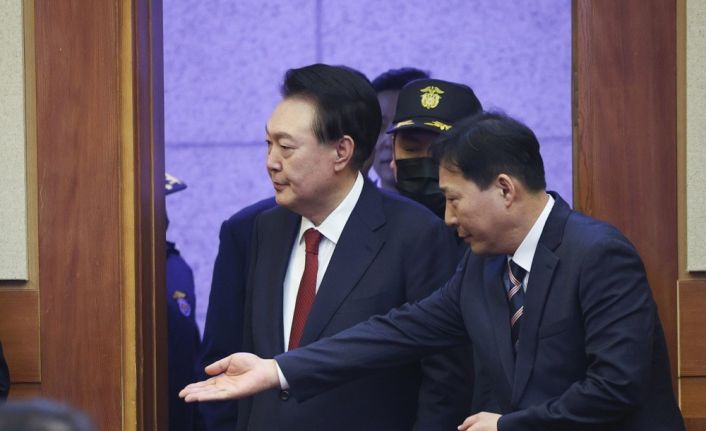 Güney Kore Devlet Başkanı Yoon azil davası kapsamında ilk kez hakim karşısına çıktı