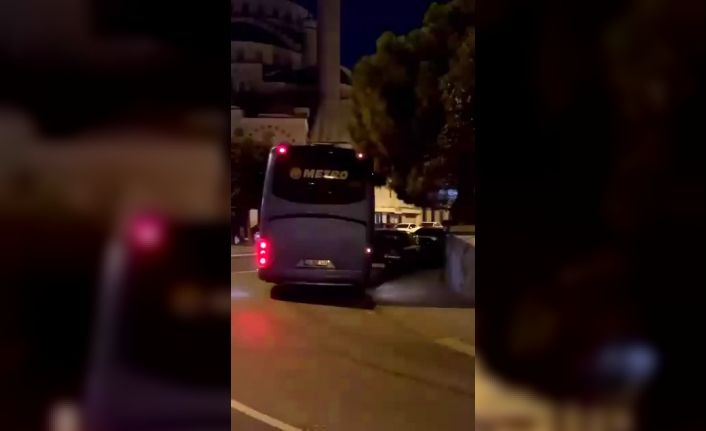 Güngören’de 16 yaşındaki çocuk otobüs kaçırdı, park halindeki araçlara çarptı